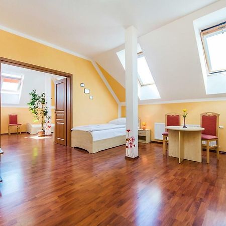 Hotel & Motorest V Udoli Zlateho Potoka Blsany Bagian luar foto