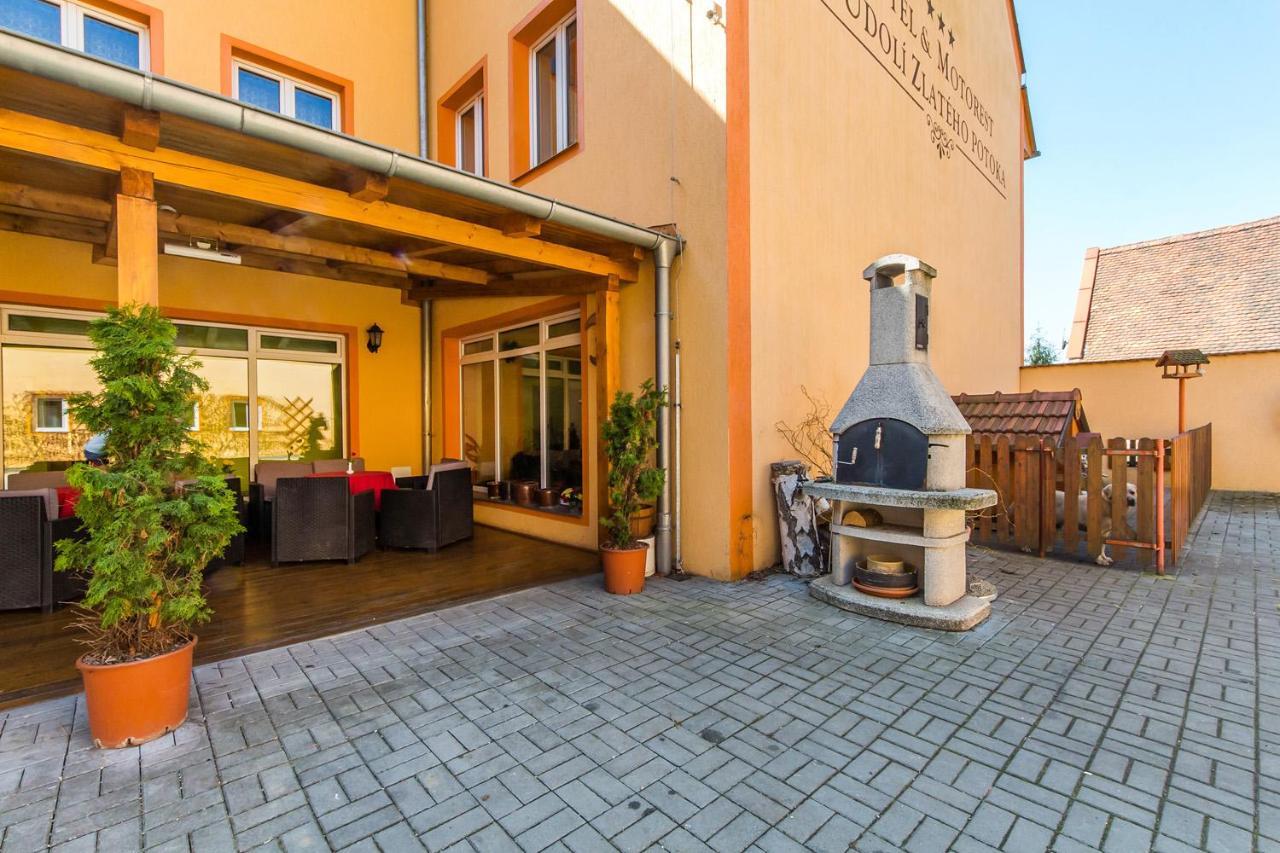Hotel & Motorest V Udoli Zlateho Potoka Blsany Bagian luar foto