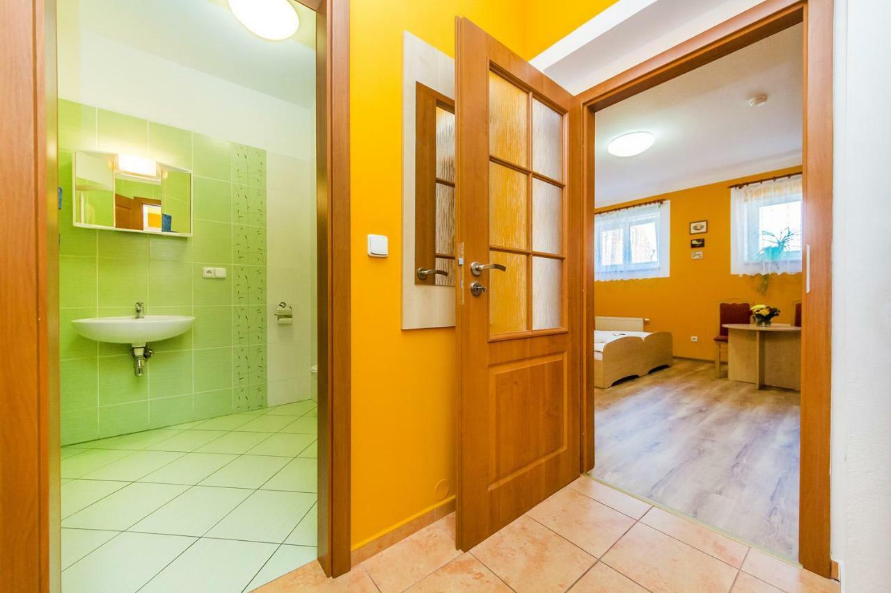Hotel & Motorest V Udoli Zlateho Potoka Blsany Bagian luar foto