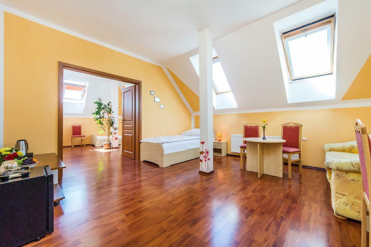 Hotel & Motorest V Udoli Zlateho Potoka Blsany Bagian luar foto
